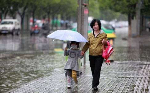 焦点丨银川母亲街头为孩子遮雨,这张图感动你了吗?
