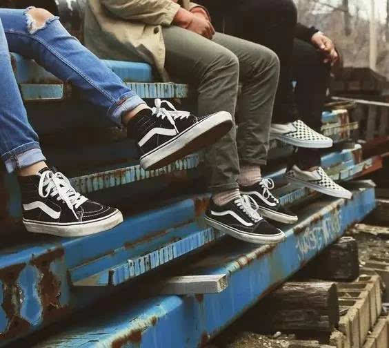 vans old skool 一直以来,vans都是街头,不羁,随性的代名词.