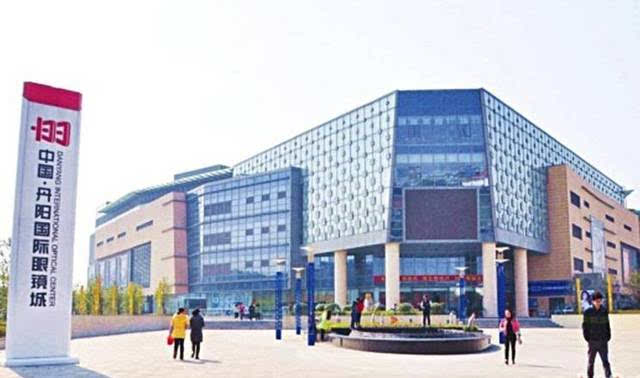 丹阳是世界最大的镜片生产基地,素有"中国眼镜之乡"美誊.