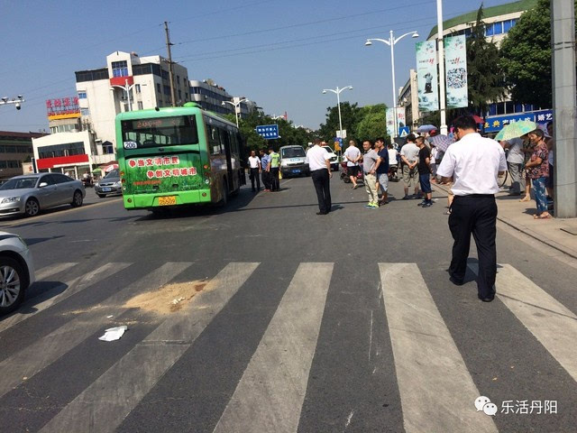 昨日丹阳发生一车祸,女子当场死亡!