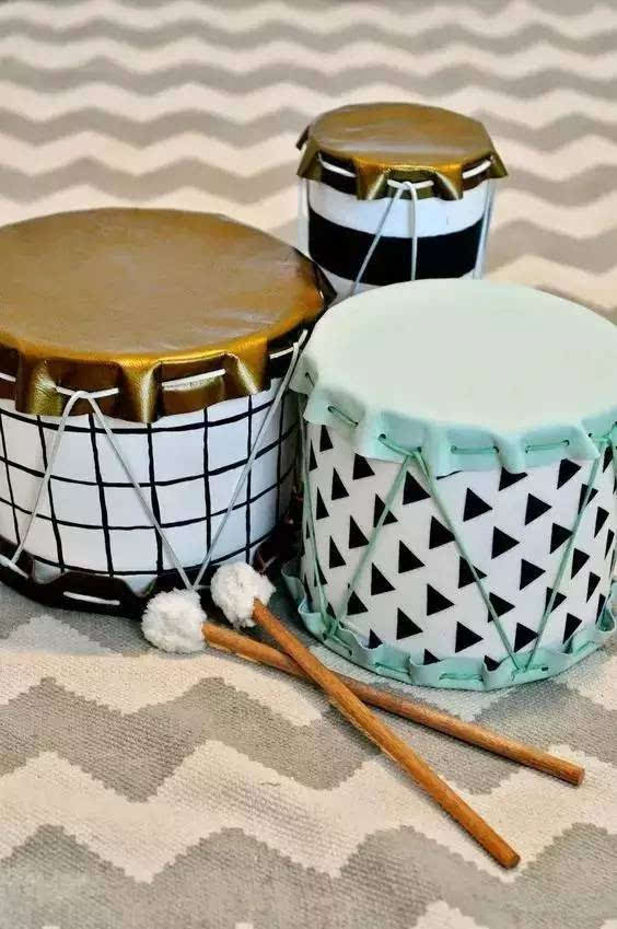 小鼓 ▼ 一块布料,一根绳子,一双筷子 把布料罩在涂好颜色的奶粉罐上