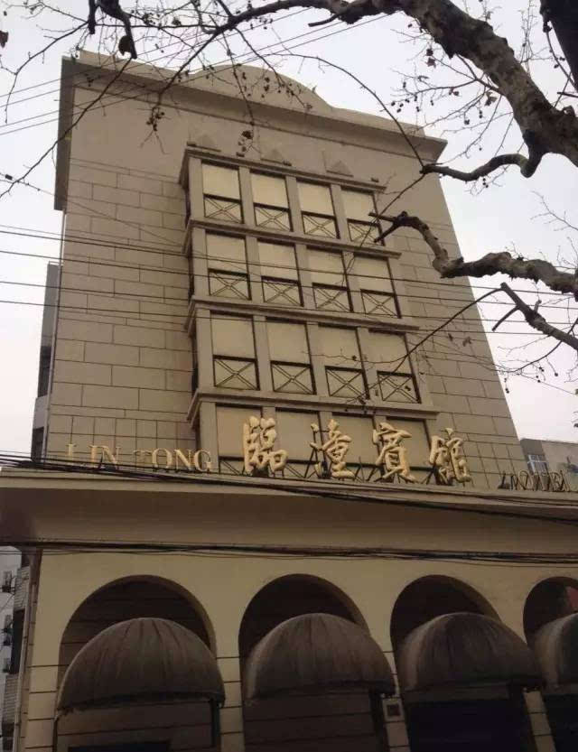 老宾馆改为办公楼 建筑改造前原为一栋老旧的宾馆,位于临潼路188号