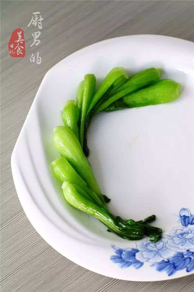 油菜焯水后摆盘边.