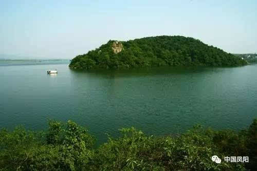 凤阳县有鹿塘,官沟,凤阳山,燃灯寺四座中型水库和花园湖,月明湖,方丘