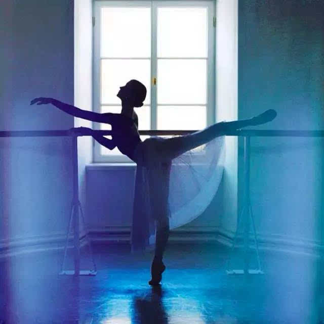 "芭蕾存在于我的生活中,我可以用舞者的视角定格芭蕾的曼妙与优雅."