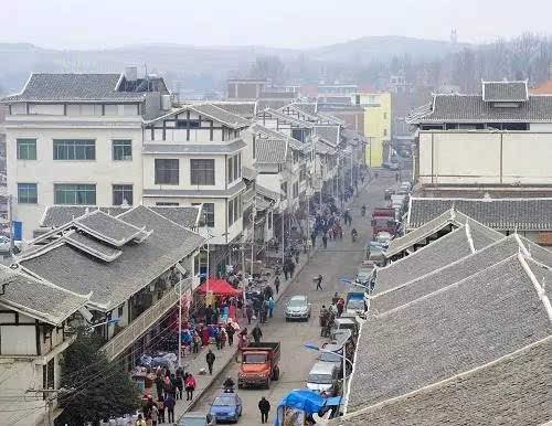 新的玉舍镇位于六盘水市南部,汉,彝,苗,布依,蒙古等几个民族杂居在