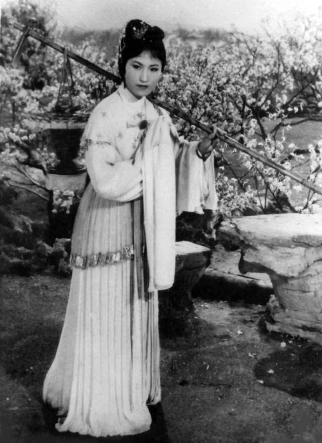 1962年越剧电影《红楼梦·葬花》剧照 王文娟还专门为林黛玉设计了