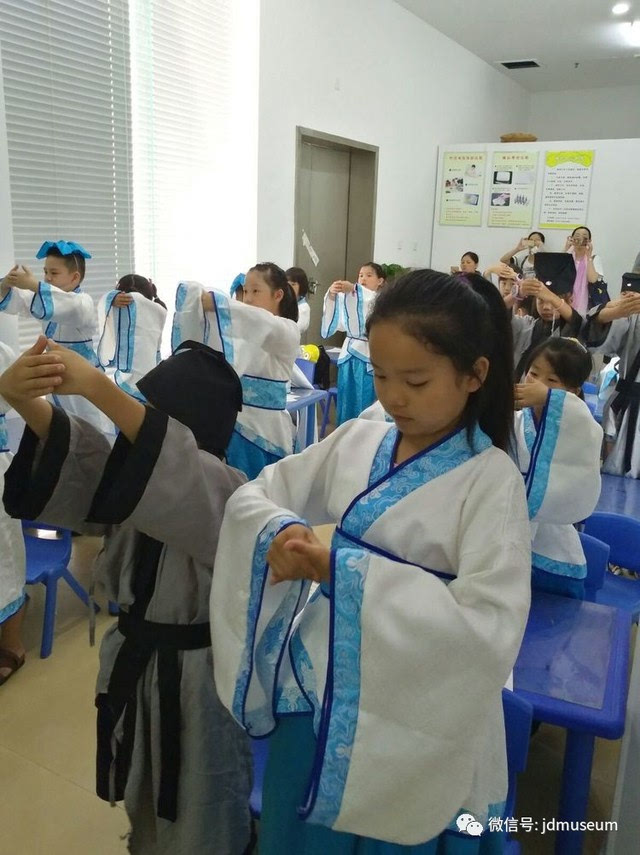 古代礼仪学习完毕后,我们一起感受了简牍书写体验.