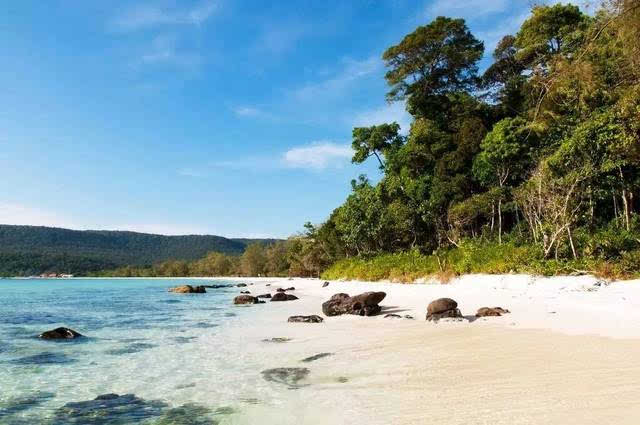 戈公岛上有7片海滩,都在西部海岸有些沙滩上河流的入海口沿岸有椰子