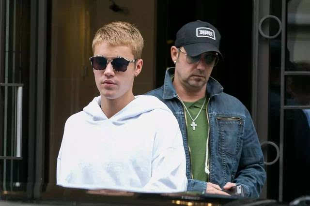 比伯justin bieber取消世界巡演引发两个男人的角力比拼