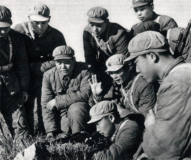 1958年,我军在认真反思总结建国后学习借鉴苏军经验过程中出现的偏差