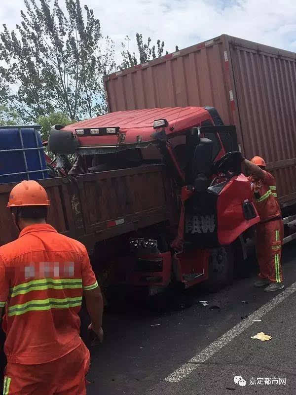 【突发】惊险!嘉定高速上两大货车追尾,一辆车车头被撞毁!