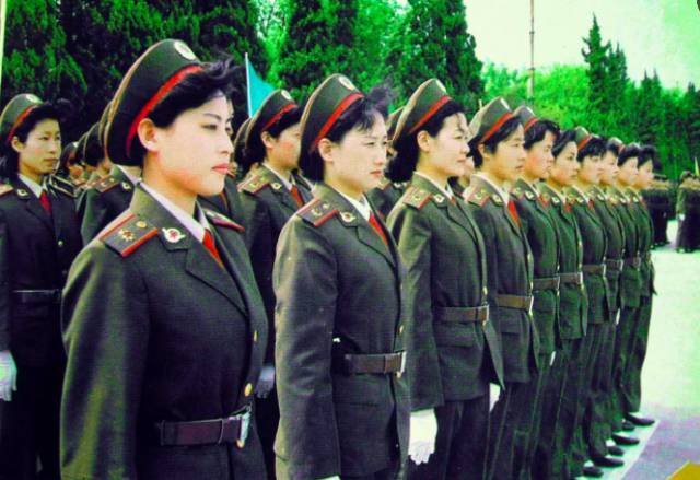1992年英姿飒爽的女文职干部着87式军服接受检阅