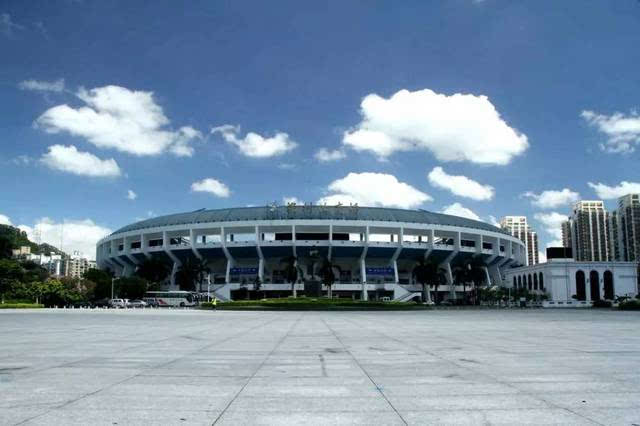 深圳体育场拥有国际标准的足球场地和田径比赛场, 是深圳市规格最高的