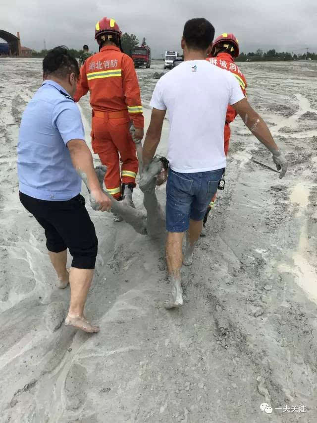 为了便于救援,民警索性打着赤脚,和消防官兵展开救援.