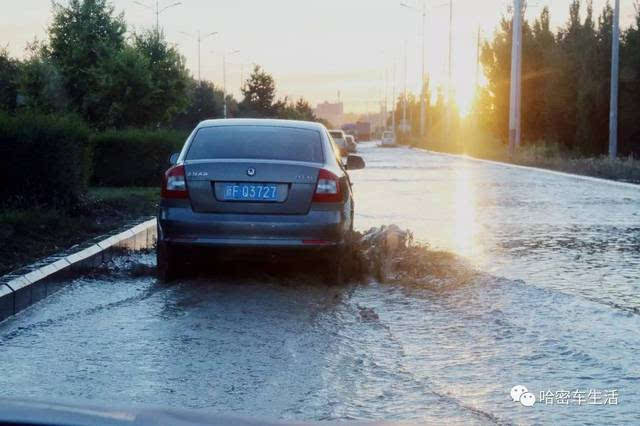 哈密发生大事情了"洪水"漫灌,道路被淹.