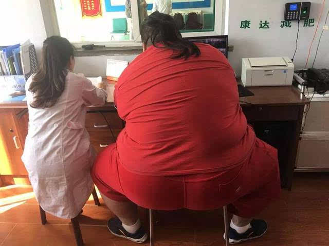 550斤的中国第一胖人成网红,"减肥"一年反增重,现在想