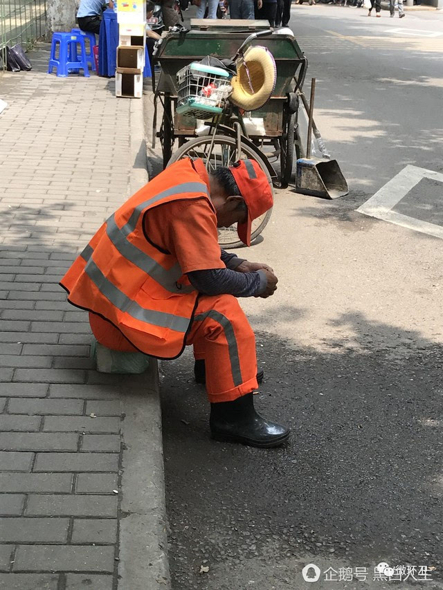 大叔穿着雨鞋,可知他很早就投入了工作,因为凌晨下着雨.