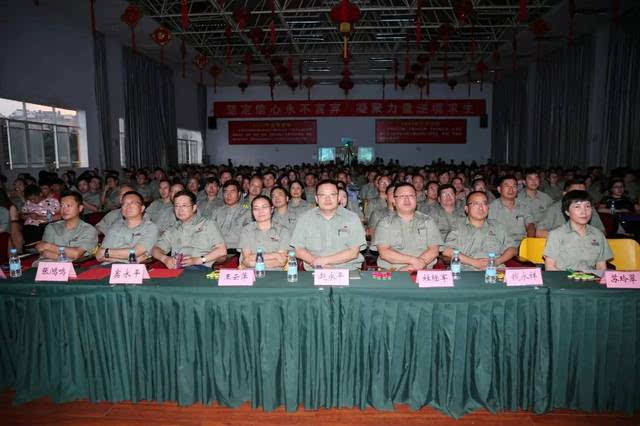 昆钢大学生演出现场海量照片曝光!全是青年才俊靓女!