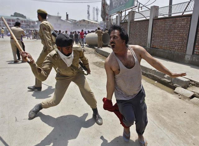 印度警察打人最强兵器长木棍,打得民众又跳又跪不敢反抗