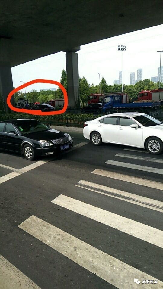 慈溪高架下发生车祸,一车四轮朝天.