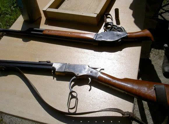 其最早的经典产品就是在美国南北战争中立下汗马功劳的亨利步枪,后被