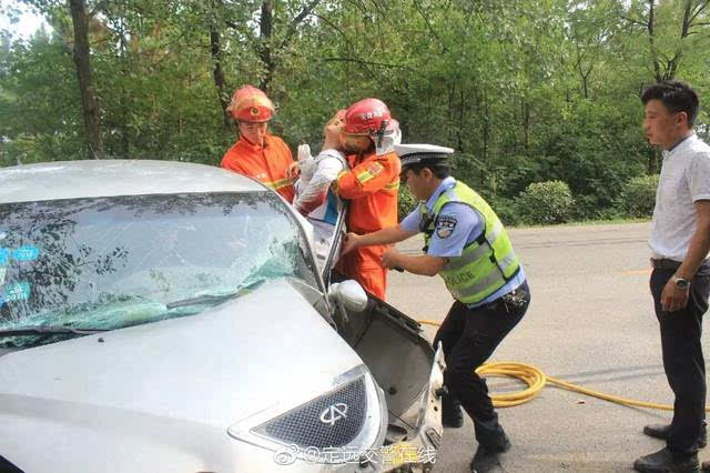 定远一轿车撞树上,事故施救中,他不停地呼喊伤员的名字