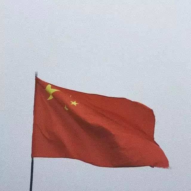 雪山上的中国国旗 甘海子