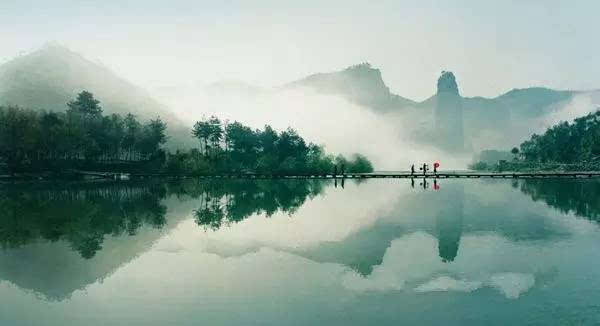 景区境内九曲练溪,十里画廊,山水飘逸,云雾缭绕,仿若仙境.