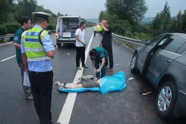 【痛心】晋城阳翼高速,轿车撞上护栏一人当场死亡