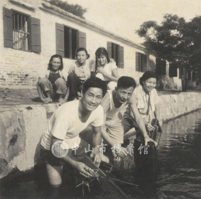 1963年,青年粤剧团演员在中山县沙溪公社圣狮大队体验生活,在河涌洗刷