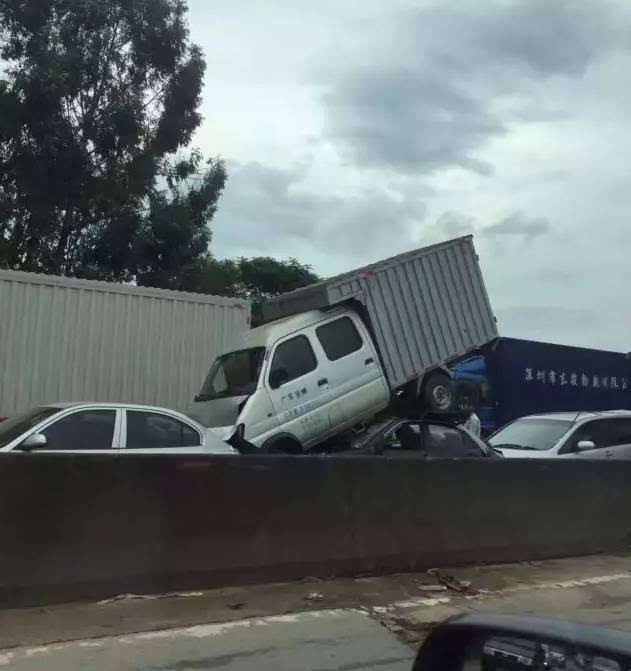 东莞凤岗东深二线油甘埔路段发生严重车祸, 9车