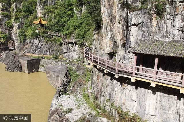 在褒斜道中段,有一处世界上最早的人工通车隧道—石门.