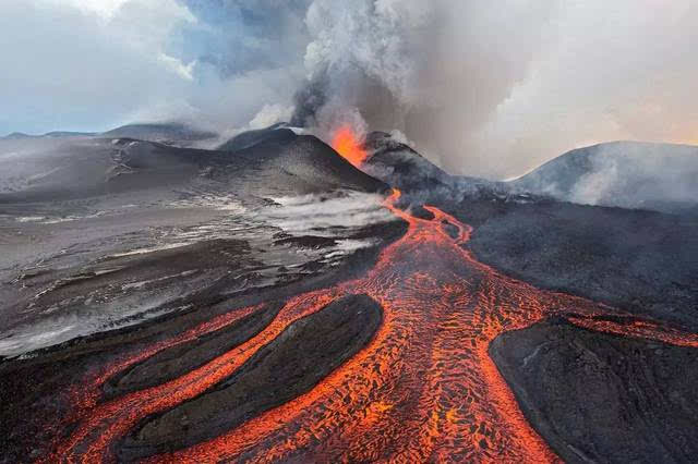 在这些超级火山喷发的时期,有多少地方被埋在厚厚的火山灰下面了呢?