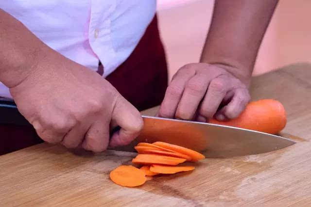 【1】切胡萝卜.将胡萝卜切片后,中间对切备用.