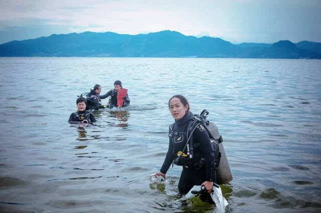 云南抚仙湖,一台水下无人机,六个资深潜水员,得劲!