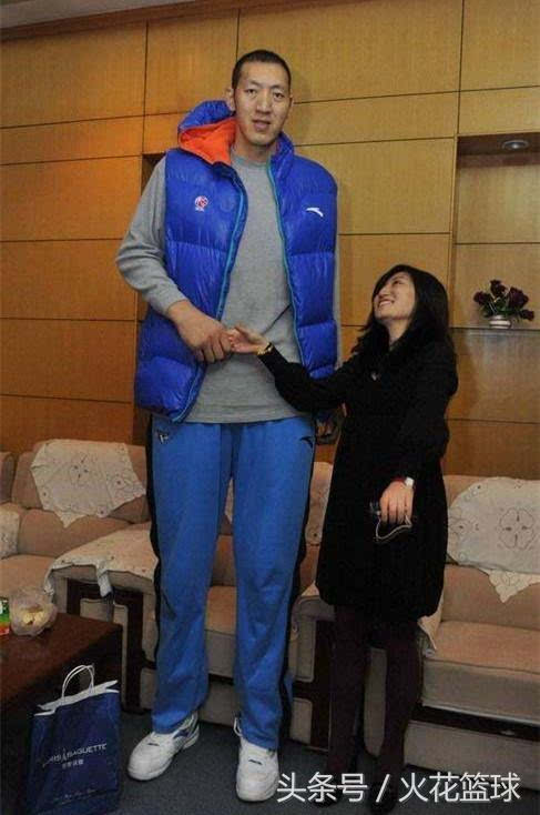 鲍喜顺,1957年出生于内蒙古赤峰,身高2米36,体重130公斤,腿长1.58米.