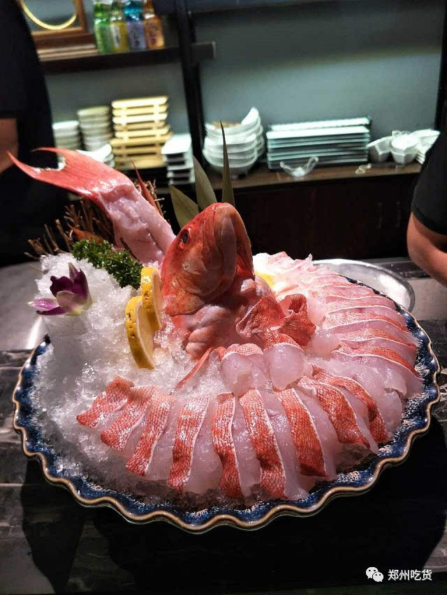 野生石斑鱼火锅,是店里最受欢迎的主打菜.