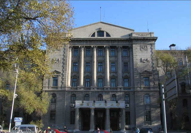 二校区位于哈尔滨市黄河路上,其前身是前身是哈尔滨工业大学土木建筑