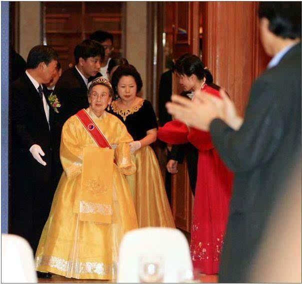 朝鲜王室后裔,被拥立成韩国第一位女皇帝,宣布复辟朝鲜王朝
