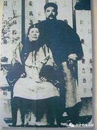 袁世凯和其母亲刘氏合影,袁世凯恭敬的站在后面,刘氏是袁世凯父亲的