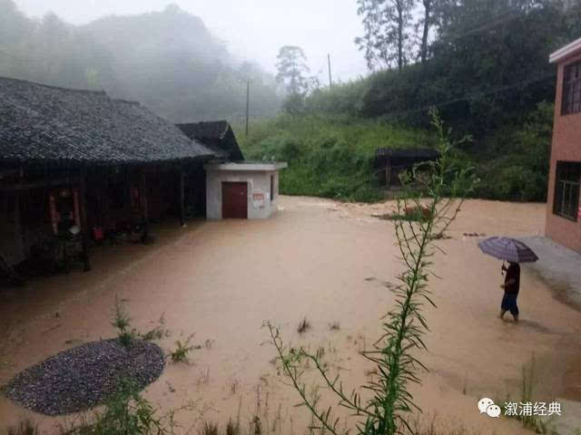 国家电网溆浦县电力公司低庄供电所负责人罗斌介绍,暴雨一度导致辖区