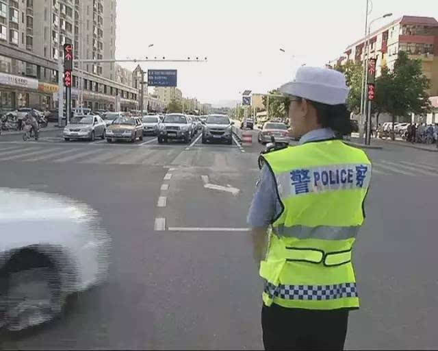 前些天,包头市区下了一场大雨,大雨过后,一位女交警连续背着两个老人