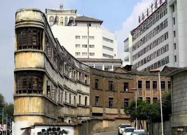 胜利堂建在原云贵总督府的旧址上,1944年动工兴建,最初名为"志公堂"