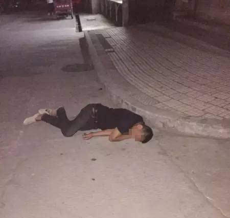 萧山一男子喝醉躺农贸市场门口!网友:这是把马路当床啦.