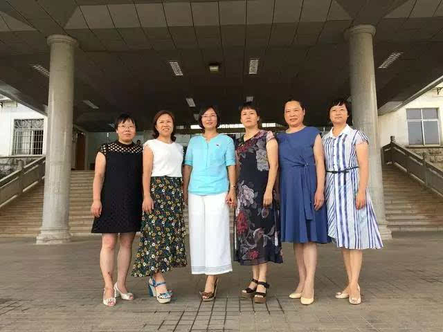 " 7月28日,在宁远县委组织部开会的部分女干部合影.