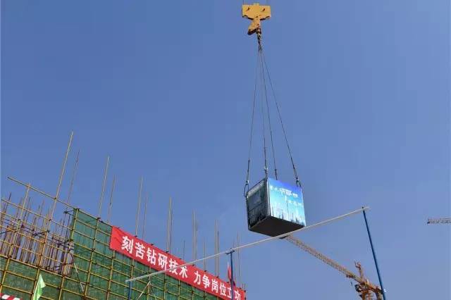 【聚焦】50米高的塔吊用1.5吨水箱"打"网球,这才是武林高手!