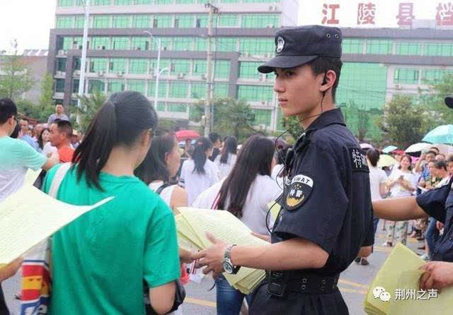 荆州最帅巡特警祁懿为江陵高考学子保驾护航 他的照片火遍了荆州朋友