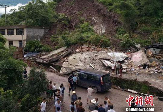 四川天全发生山体垮塌损毁农房致4人被埋 3人获救1人死亡