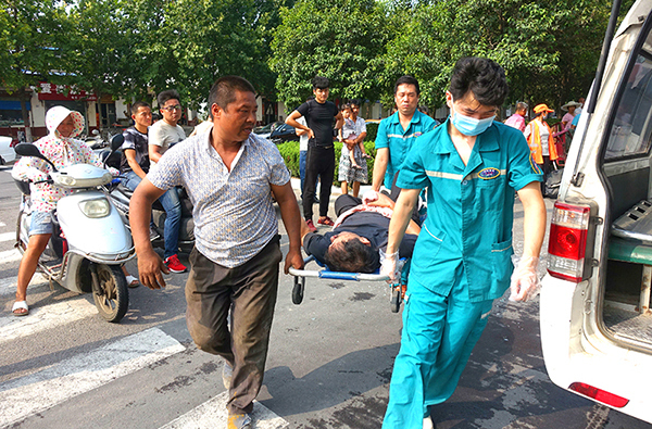 暖闻|河南农民工路遇车祸伸援手获赞:别人有难总要帮一把